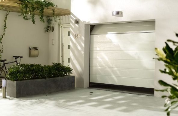 Porte de garage en PVC blanc