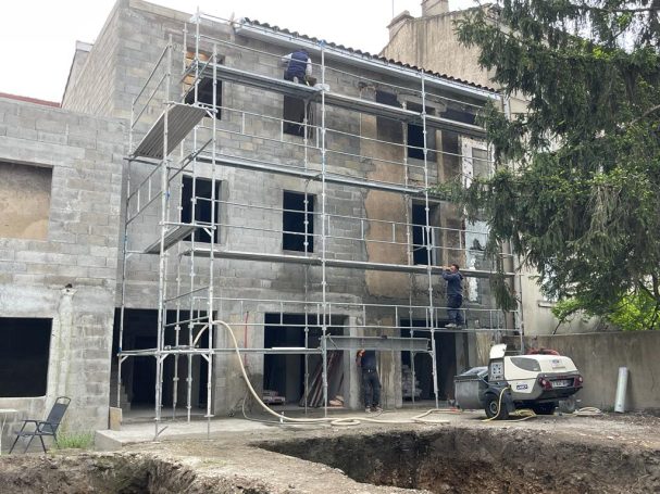 Chantier de façade sur maison neuve